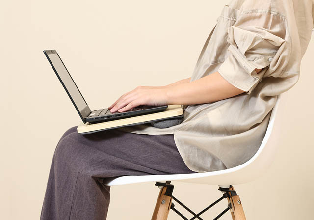 北九州市の不二貿易 - デスクがない場所でも姿勢を崩さず作業できるアイテム「どこでも使える膝上テーブル」発売