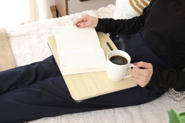 北九州市の不二貿易 - デスクがない場所でも姿勢を崩さず作業できるアイテム「どこでも使える膝上テーブル」発売