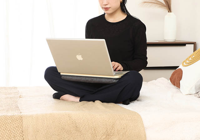 北九州市の不二貿易 - デスクがない場所でも姿勢を崩さず作業できるアイテム「どこでも使える膝上テーブル」発売