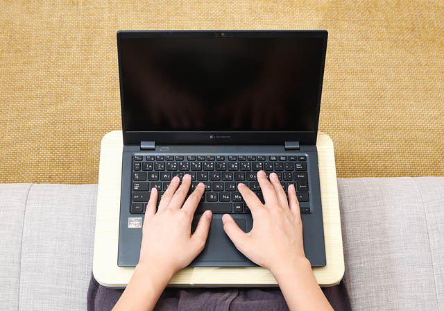 北九州市の不二貿易 - デスクがない場所でも姿勢を崩さず作業できるアイテム「どこでも使える膝上テーブル」発売