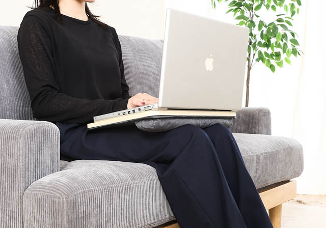 北九州市の不二貿易 - デスクがない場所でも姿勢を崩さず作業できるアイテム「どこでも使える膝上テーブル」発売