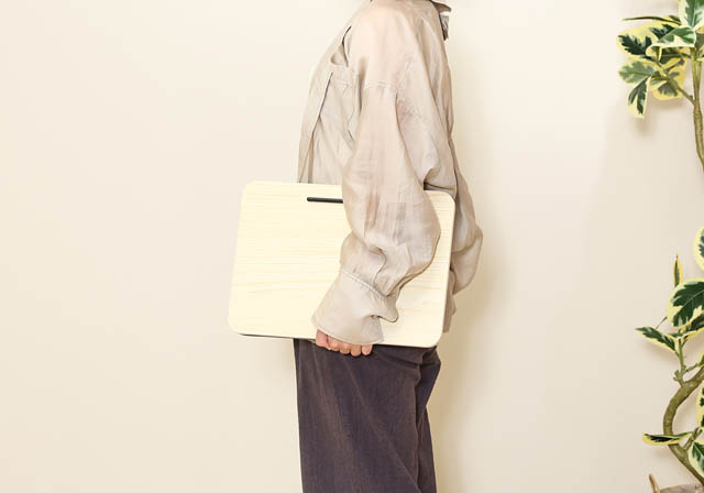 北九州市の不二貿易 - デスクがない場所でも姿勢を崩さず作業できるアイテム「どこでも使える膝上テーブル」発売