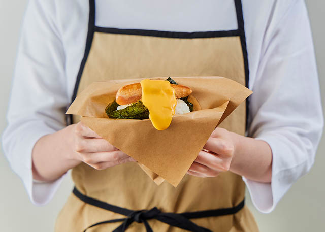 博多駅におむすび専門店が新たに誕生！明太子のやまやがおくる全国初新業態店「おむすびやまや」グランドオープンへ