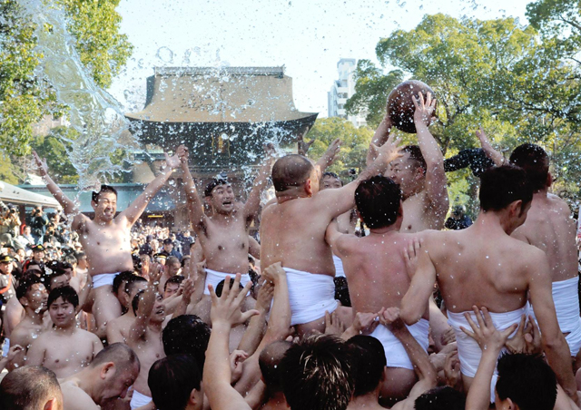 室町時代に始まったとされる伝統行事「筥崎宮 玉取祭（玉せせり）」全国に知られる九州三大祭の一つ