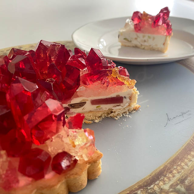 まるで鉱物！ハラペコラボ「1月の誕生石ガーネットが輝くアイスタルト」発売へ