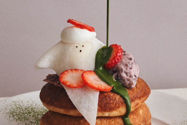 ビブリオテーク - 苺と餡で迎える新しい年。おもちくんと楽しむ「ニューイヤーパンケーキ」登場