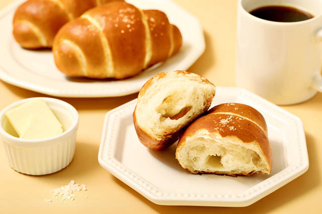 ハイブリッド塩パン - ハートブレッドアンティーク カリッじゅわ～な塩パン×チョコの甘じょっぱさを楽しめる「チョコ塩パン」新登場