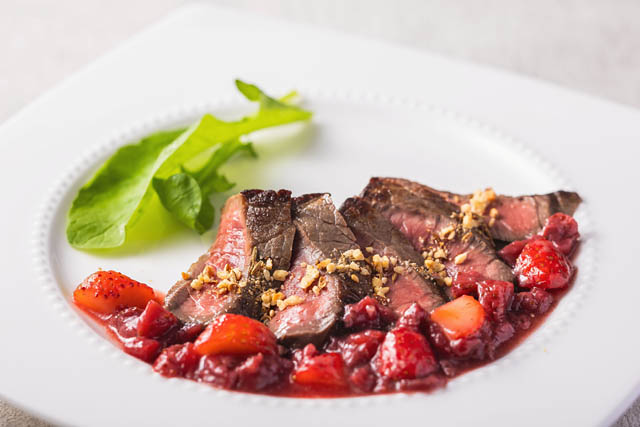 ホテルスタッフが育てたいちごを味わう - メルキュール福岡宗像リゾート＆スパ「いちごステイ」開催