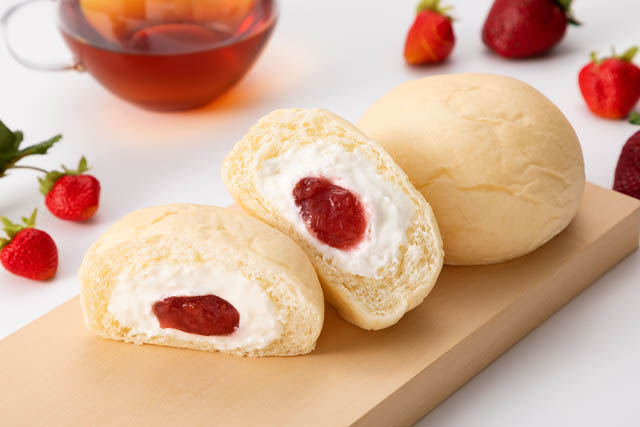 ファミマ限定「冷やして食べる 白いくりーむパン 福岡あまおういちご」全国発売