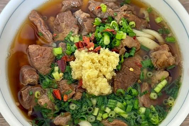 毎日食べたくなるホッとできるうどん「小倉名物 肉うどん いっさ」平松町にオープン！