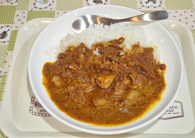 一杯500円の出汁の効いたスパイスチキンカレーを提供「Curry hs」朝倉にオープン