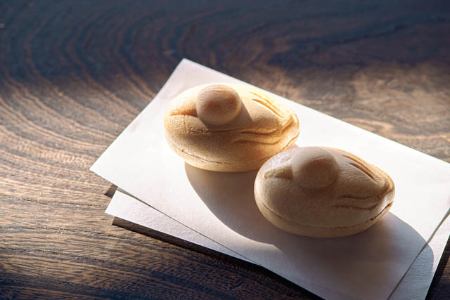 柳川市の御花 - リニューアル一周年記念 ふくふくと、しあわせを包む オリジナル菓子「かもなか」誕生