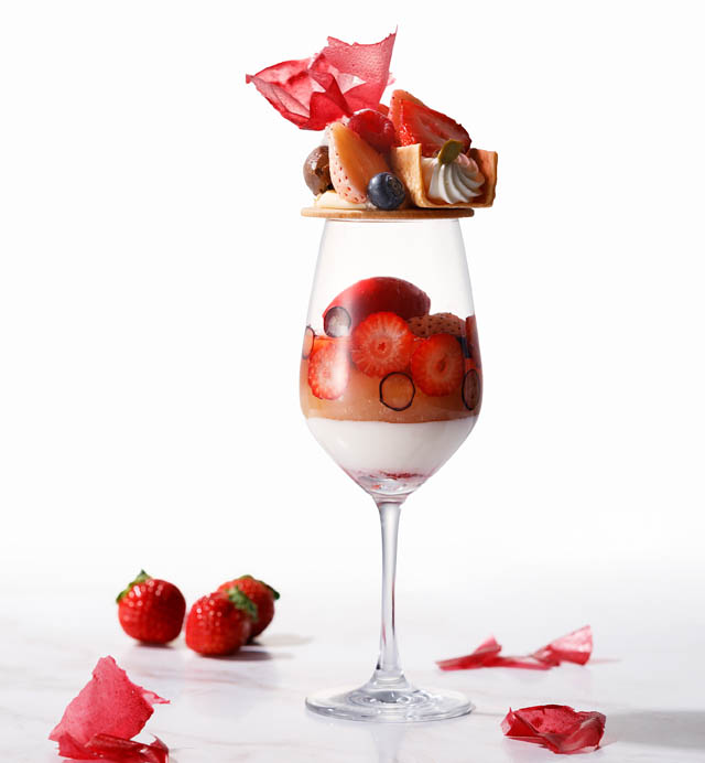 グランドハイアット福岡 - パフェで完成する苺のデザートビュッフェ「ストロベリーオブセッション 2026」開催