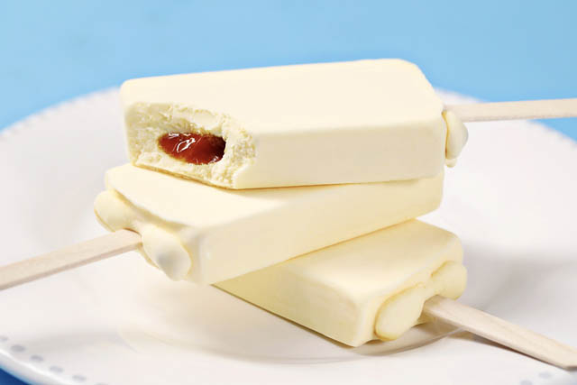 パステル×赤城乳業 - なめらかプリンがアイスバーになって登場、生クリーム使用のなめらかなプリンアイスとほろ苦いカラメルソースで再現