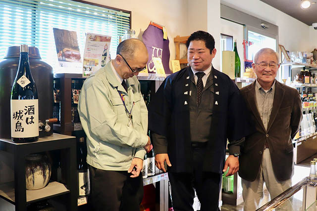 写真左から、久留米市城島総合支所の田中さん、実行委員長の江上さん、前実行委員長の上野さん。江上さんの経営する「酒乃竹屋」は、かつて「有薫酒造」があった場所にある。