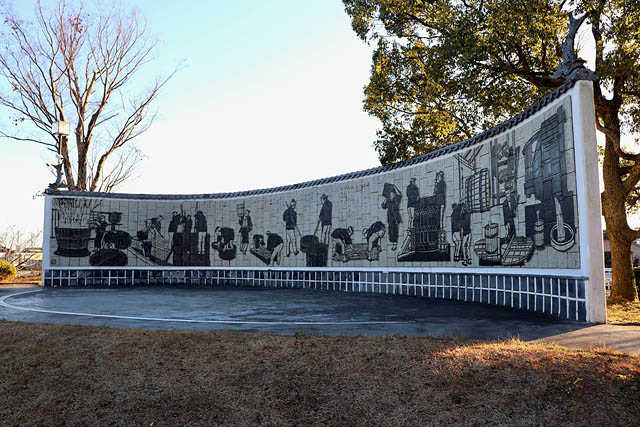 メイン会場の「町民の森公園」にあるステージには、酒づくりの工程を題材にした版画「筑後城島酒造絵図」が飾られている