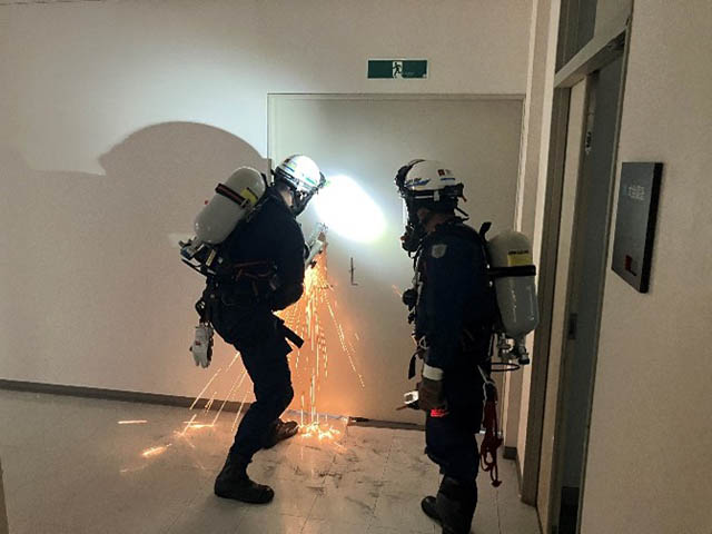 解体前の旧本社ビルが“リアル救助訓練の舞台”に - JR九州グループ・九鉄工業が福岡県警と消防局へ提供