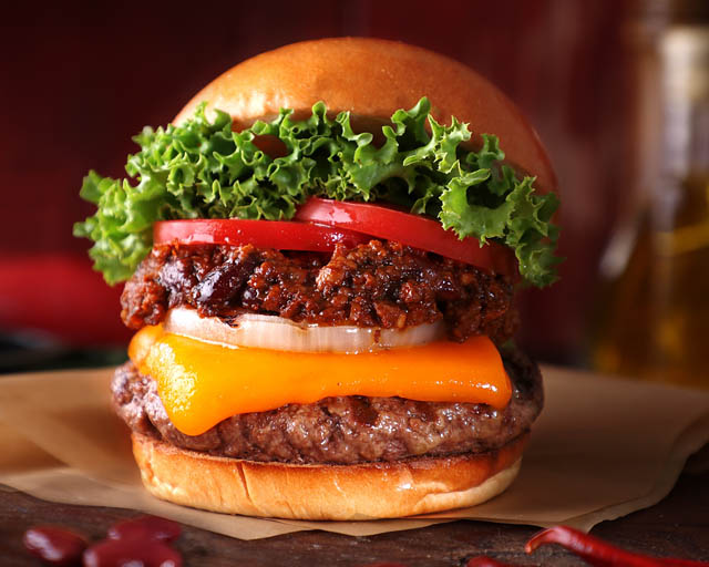 クア・アイナ「チリ厚切りチェダーチーズバーガー」など全3種登場