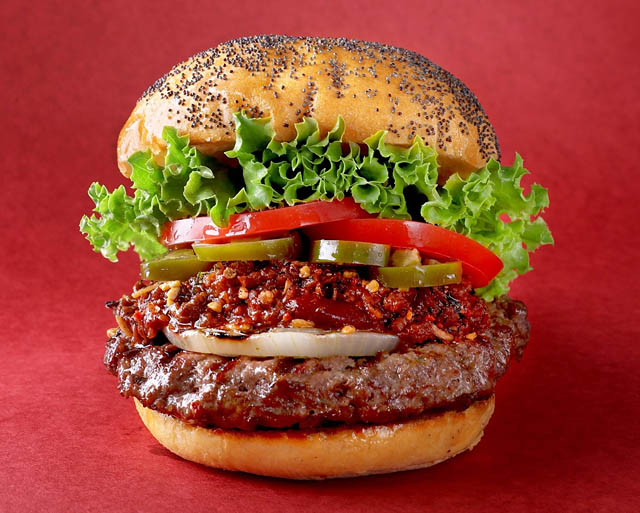 クア・アイナ「チリ厚切りチェダーチーズバーガー」など全3種登場