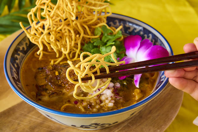 コナズ珈琲 - ココナッツミルクと複数のスパイスが香り高い「ココナッツカレーフォー」冬季限定発売