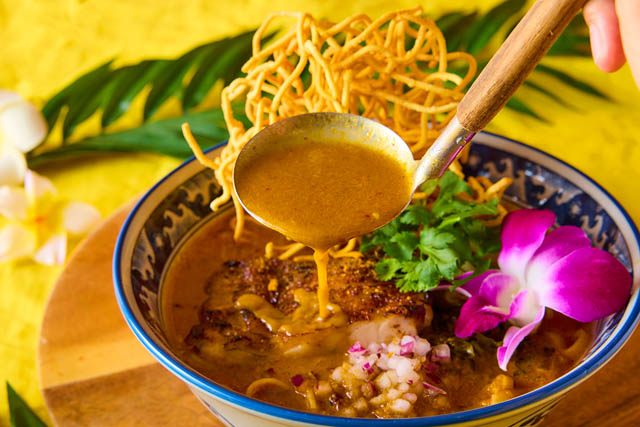 コナズ珈琲 - ココナッツミルクと複数のスパイスが香り高い「ココナッツカレーフォー」冬季限定発売