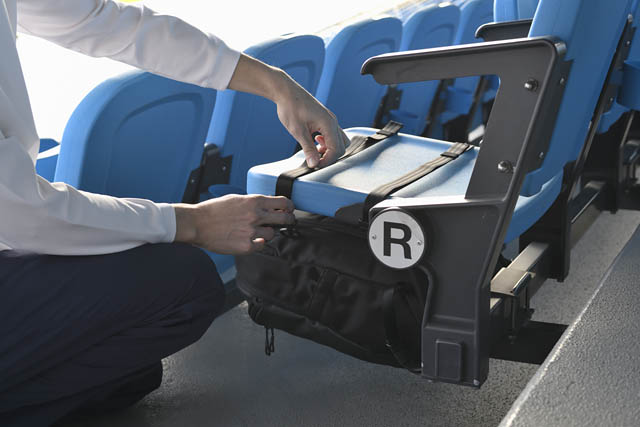 スタジアムの「荷物置き場」問題に終止符?エースが開発した“浮かせ収納”バッグ3種が画期的