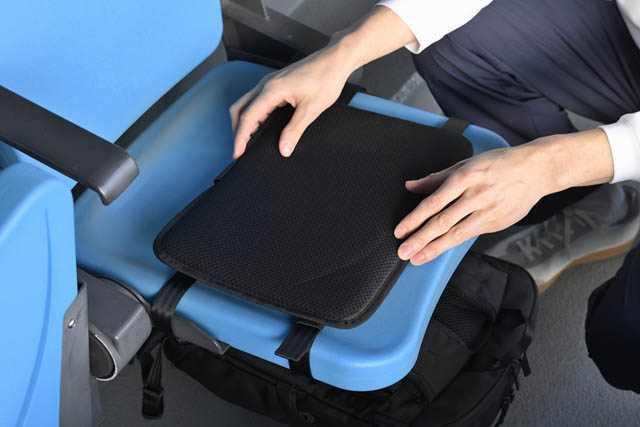 スタジアムの「荷物置き場」問題に終止符?エースが開発した“浮かせ収納”バッグ3種が画期的