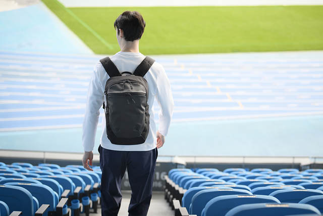 スタジアムの「荷物置き場」問題に終止符?エースが開発した“浮かせ収納”バッグ3種が画期的