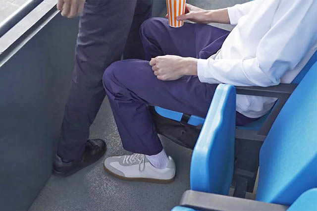 スタジアムの「荷物置き場」問題に終止符?エースが開発した“浮かせ収納”バッグ3種が画期的