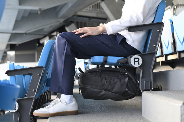 スタジアムの「荷物置き場」問題に終止符?エースが開発した“浮かせ収納”バッグ3種が画期的