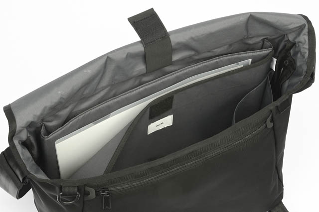 スタジアムの「荷物置き場」問題に終止符?エースが開発した“浮かせ収納”バッグ3種が画期的