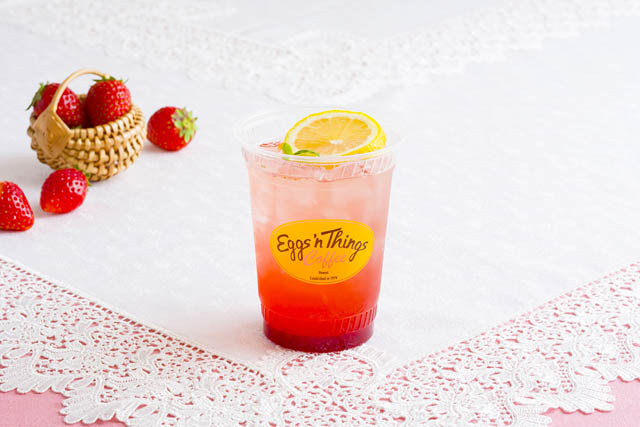 エグスンシングス - 苺尽くしの春が到来!期間限定パンケーキ&甘じょっぱいベネディクトが登場