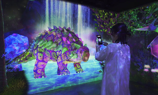 BOSS E・ZO FUKUOKAに恐竜の世界が出現 - 季節の企画 "桜が咲き渡る春の景色"もあわせて楽しめる！