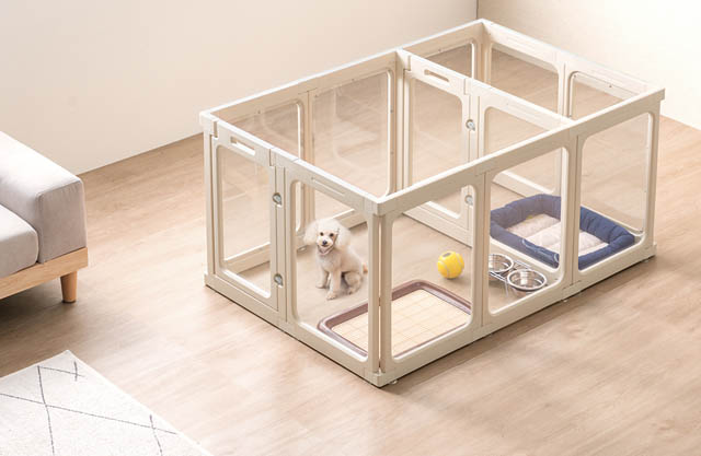 大川発「愛犬の視線」守る新発想 - タンスのゲンが透明ペットサークルを発売