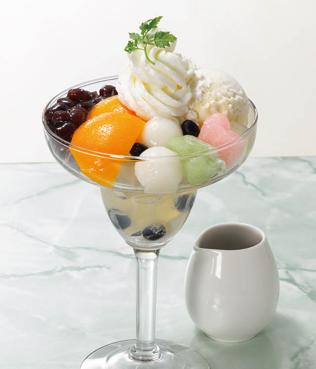 ロイヤルホスト 2月18日にグランドメニュー改定 - 定番メニュー「黒×黒ハンバーグ」の贅沢なコンビネーションが仲間入り