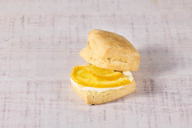 フレッシュネス -「作りたてスコーンサンド」がリニューアル。旬のフルーツを使用した新シリーズが登場