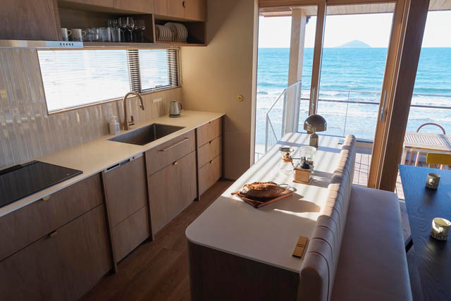 糸島 - エリア初の天然温泉付きヴィラ「SAND」誕生。全棟ビーチ直結・源泉掛け流しの贅沢