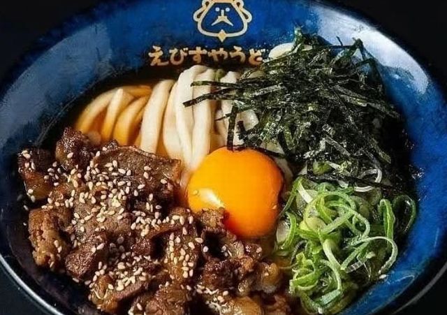 “カルビぶっかけうどん”が人気「えびすやうどん博多 舞鶴店」3月11日オープン！