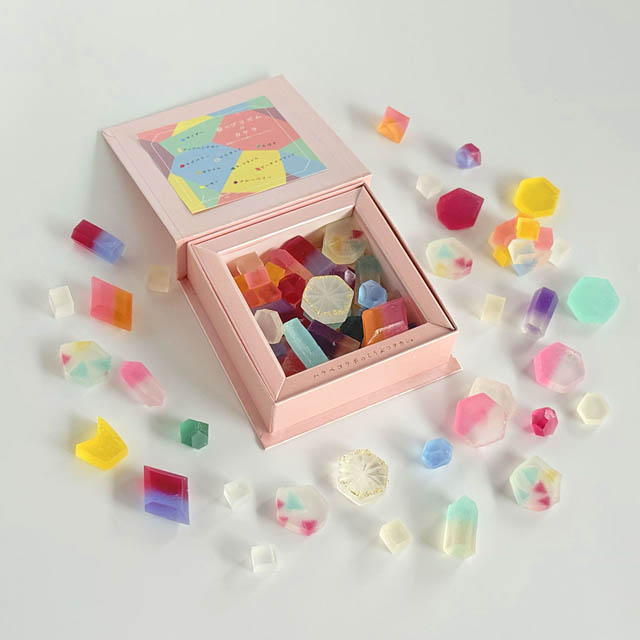 福岡市のハラペコラボ - 春の光をプリズムにかざしてうまれる”色のカケラ”を表現「琥珀糖 春のこうぶつのカケラ」期間限定登場