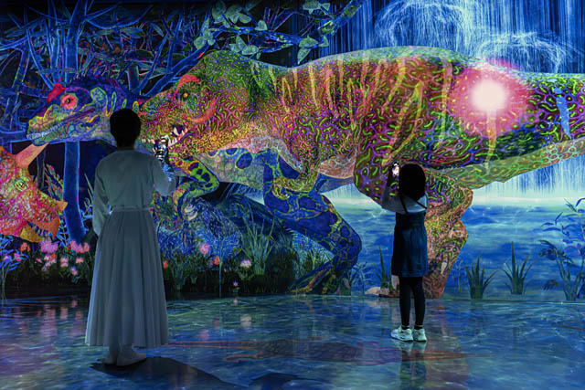 映像公開 - チームラボフォレスト - 様々な恐竜を捕まえ、観察し、コレクション図鑑をつくる「つかまえて集める恐竜の森」開幕へ