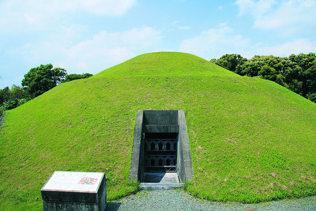 年に1～2日しかない装飾古墳石室に入れるチャンス！「弘化谷古墳」装飾石室を一般公開！