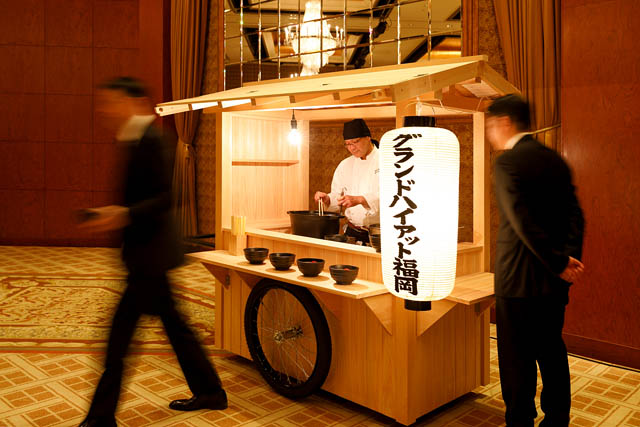 グランドハイアット福岡 – 開業30周年を記念、福岡の伝統工芸「小倉織」を取り入れた新デザインのオリジナル屋台が誕生