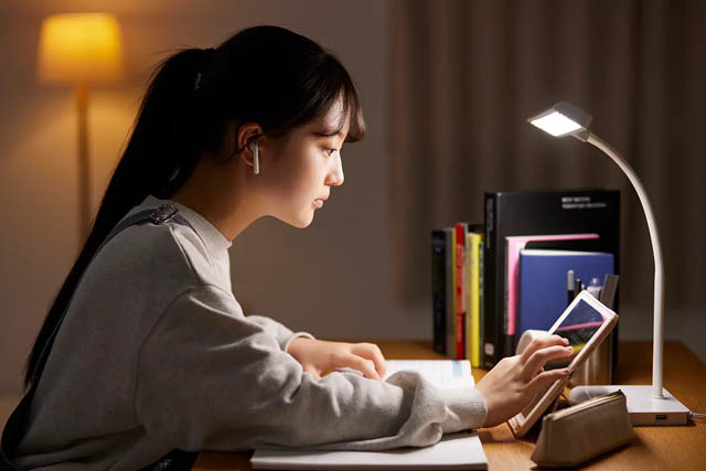 不登校の予兆、AIが察知。福岡工業大生が開発した日記アプリ「No Look」が教育現場を救うか