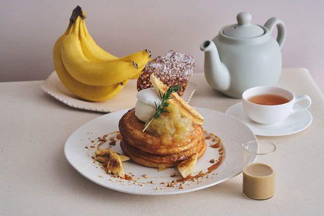ビブリオテーク – キャラメルバナナ×ほうじ茶、ビブリオテークの4月限定パンケーキ登場 香ばしさととろける甘さが重なる春の一皿