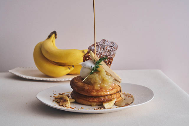 ビブリオテーク - キャラメルバナナ×ほうじ茶、ビブリオテークの4月限定パンケーキ登場 香ばしさととろける甘さが重なる春の一皿