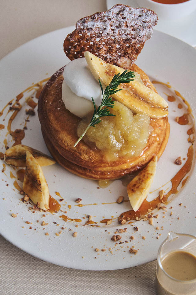 ビブリオテーク - キャラメルバナナ×ほうじ茶、ビブリオテークの4月限定パンケーキ登場 香ばしさととろける甘さが重なる春の一皿