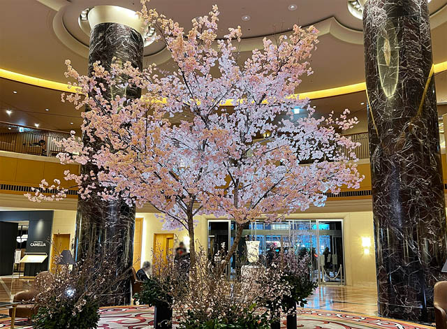 ホテルオークラ福岡 -「桜」をテーマにした特別企画スタート、高さ約6メートルの桜装花と限定メニューで春を満喫