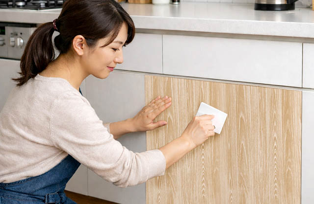 大川市 タンスのゲン - 初めてでも賃貸住宅でも安心、専門の工具不要「「貼ってはがせる壁紙」登場