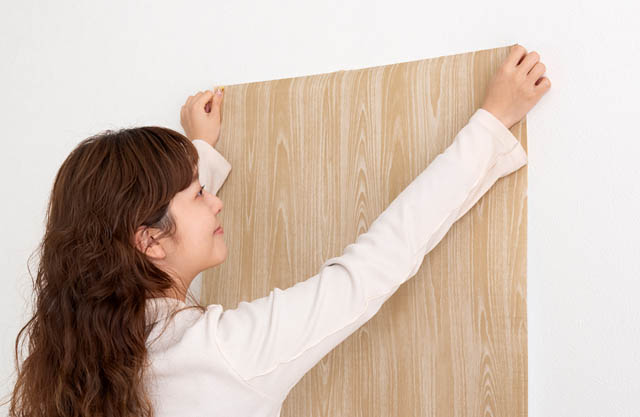 大川市 タンスのゲン - 初めてでも賃貸住宅でも安心、専門の工具不要「「貼ってはがせる壁紙」登場