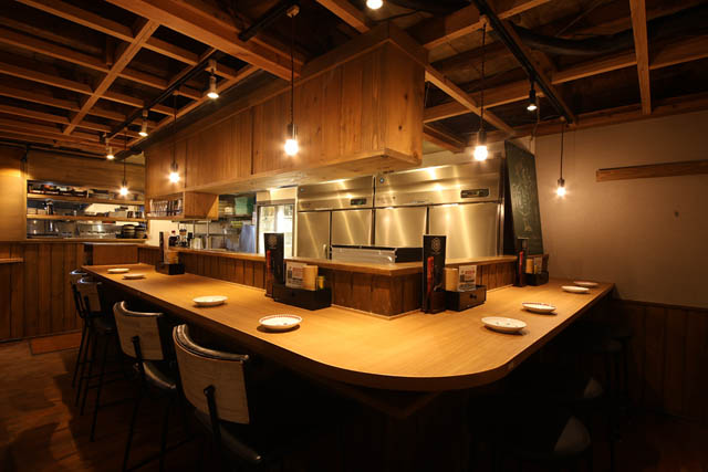 看板のない隠れ家焼き鳥店「ちんぷんかんぷん春吉店」がリニューアルオープン – 古民家の風合いを活かした空間へ